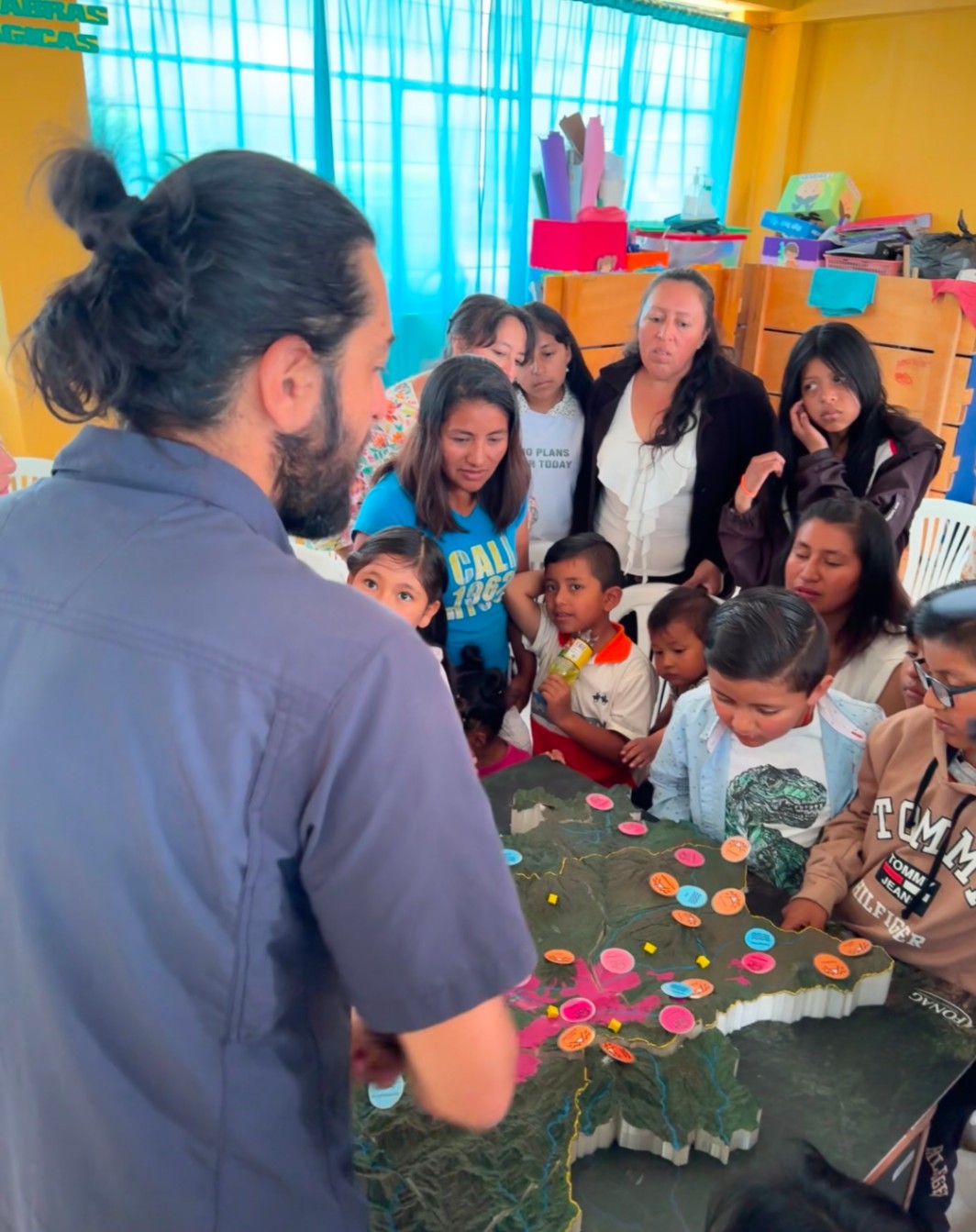 Uno de los pilares del Fondo para la Protección del Agua, FONAG, es el programa educativo ambiental Yakuaulas, su nombre se inspira en la palabra quichua yaku (agua). Desde 2016 forma a docentes de escuelas ubicadas en zonas de captación de agua en Quito para sensibilizar a docentes y niños. Los profesores reciben formación en ecología, pedagogía y desarrollo emocional, preparándose para liderar proyectos ambientales en sus comunidades escolares.
Yakuaulas se complementa con el proyecto Ayllu, que significa “comunidad”, lanzado este año y que extiende la participación a estudiantes, padres de familia y autoridades escolares. 
