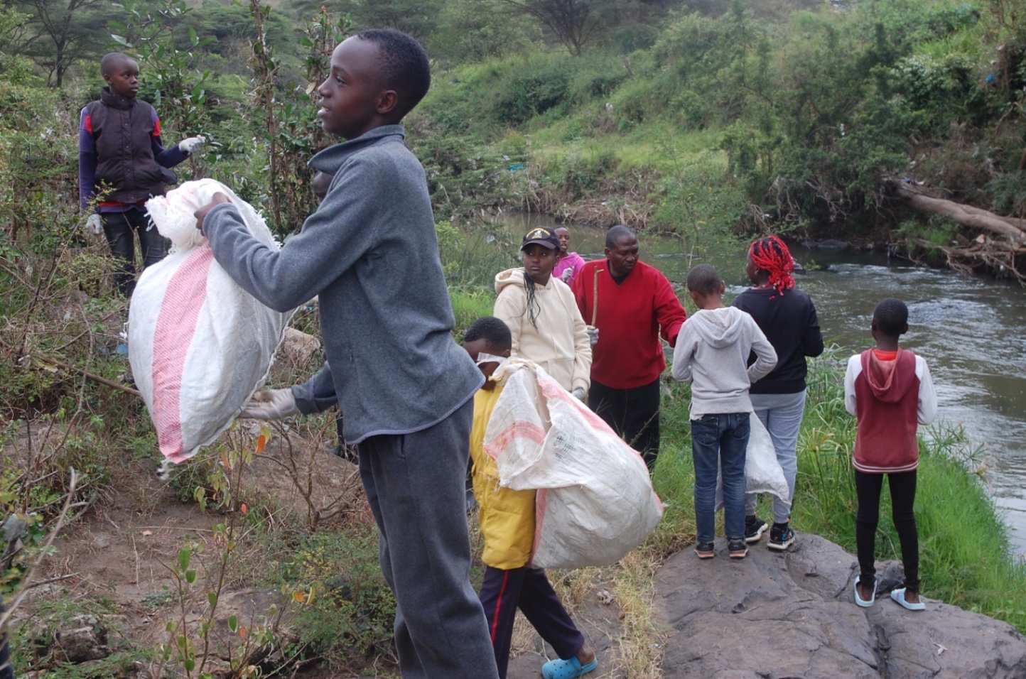 During recent weeks we have been cleaning up the riverbank where trash brought downstream during heavy rains earner in the year has collected on vegetation. Our young Wildlife Warriors helped us to clean up the river.  