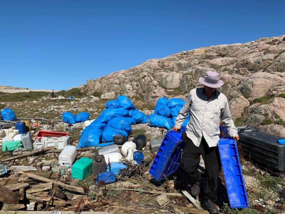 When wind, snow and freezing temperatures prevent us from going out and cleaning, we have time to think back on the year that has been. 
 2024, what a year!  In total, we got rid of 1286 bags filled with rubbish, which corresponds to just over 15 tonnes.  Among other things, we have found quantities of plastic flowers, shoes, beach toys, weather balloons, medicines, soft drinks and beer kegs.  Unfortunately, we have also come across many dead birds entangled in the plastic strings. 
 For 2025, we aim to clean up DOUBLE the amount compared to 2024, and we also have a lot of exciting things going on.