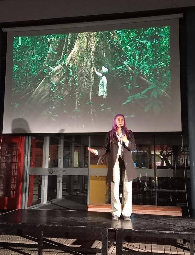 An important activity that I do when I am in the city of Lima is to give talks to raise awareness among the population and the private sector about the existence of ancient trees in the Peruvian Amazon and how urgent it is to stop the deforestation of this ecosystem.   This talk is called "What the forest teaches us".  Pechakucha, Miraflores. Lima, Perú