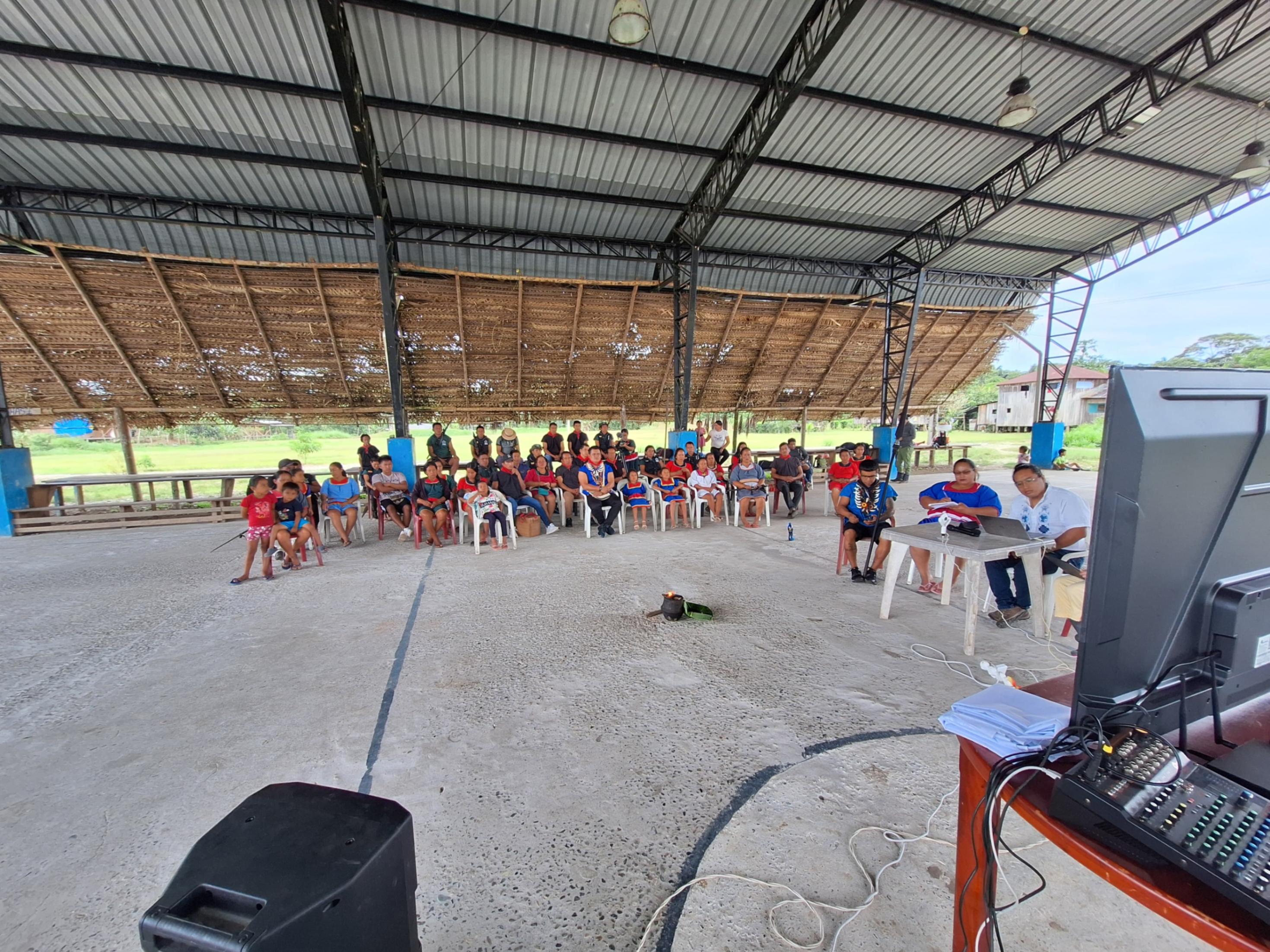 Amazon Frontlines advocates for the Indigenous right to Free, Prior, and Informed Consent (FPIC), a crucial tool for Indigenous communities to reject extractive projects. In Ecuador, we partner with the Kofán people of Sinangoe to assert their FPIC right and permanently cancel 52 mining concessions on their land. Despite significant legal victories in 2018 and 2022 for violations of their consent, the community still grapples with illegal mining. To ensure these rulings are enforced, in August we supported a hearing with court judges, where the Kofán demanded reparations and a definitive end to toxic mining. We await justice for Sinangoe!