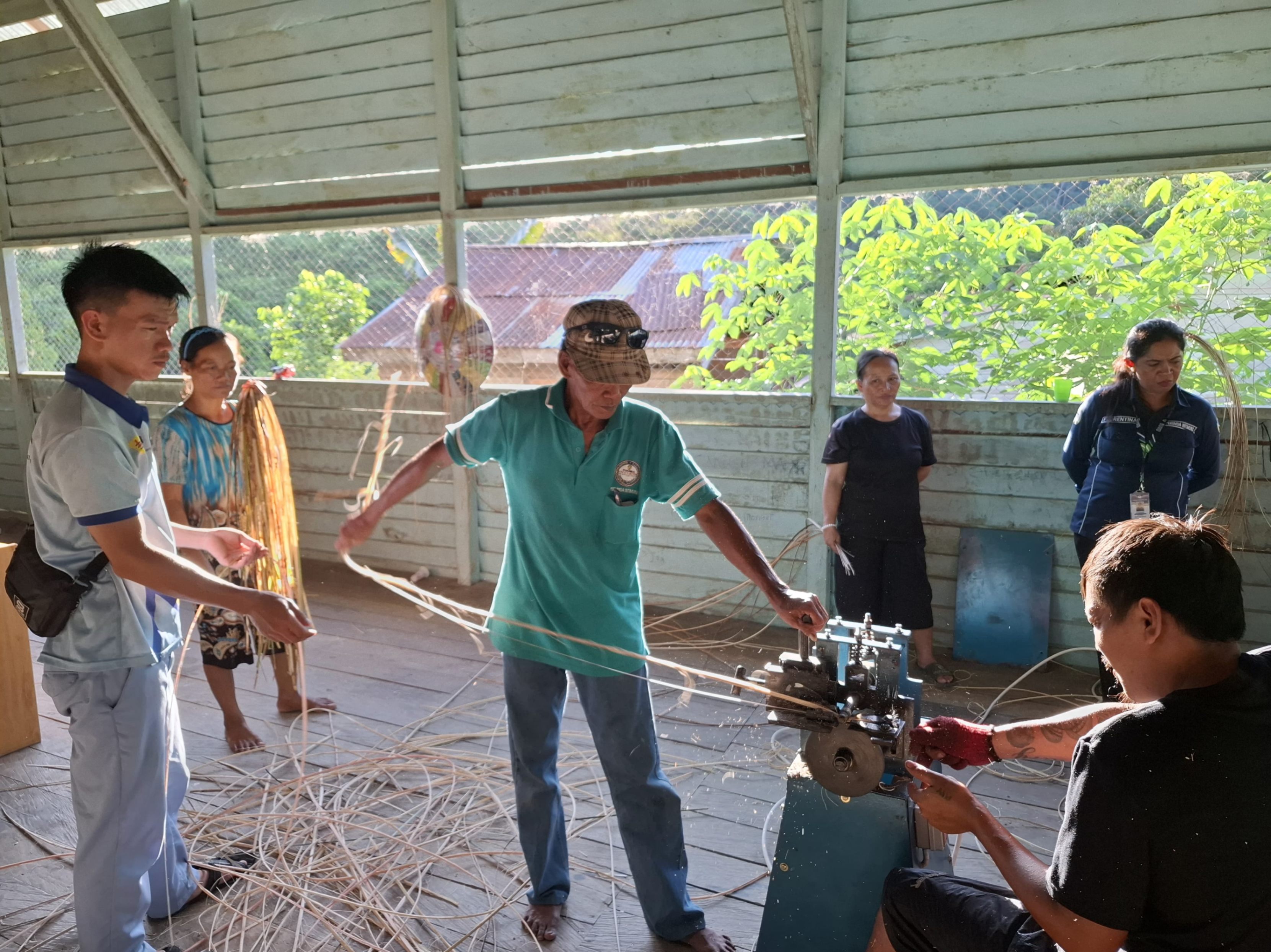 Non-timber forest products (NTFPs) serve as an economic source for communities living in the forest, such as those in Long Lake and Long Jalan in North Kalimantan. To enhance the capacity of these communities in managing NTFPs, KKI Warsi has facilitated the provision of Productive Economic Equipment Assistance (BAEP) from the Department of Industry and Trade of Malinau Regency. The provided equipment includes splitting machines, shaving machines, polishing machines, electric generators, and compressors.