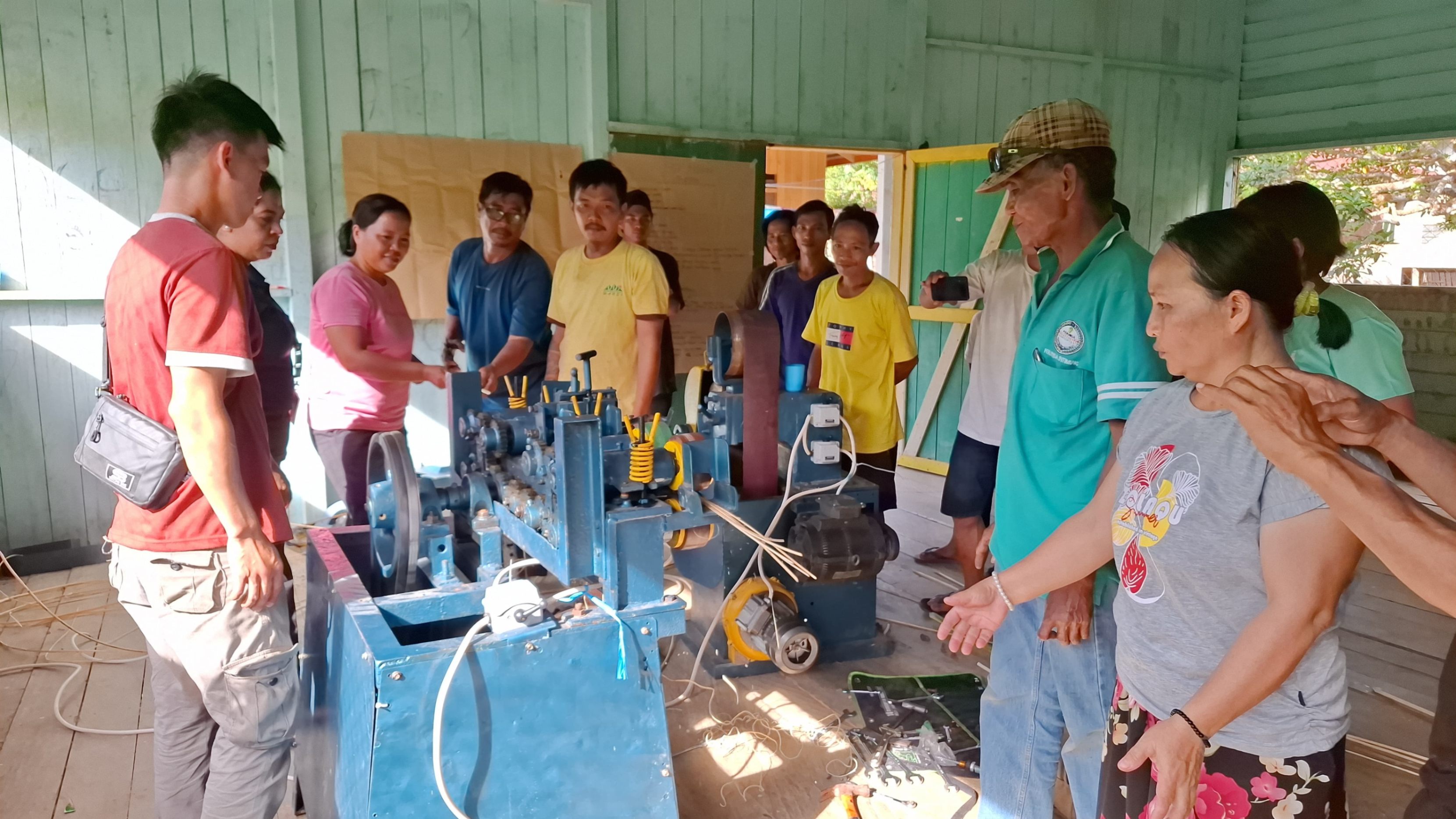 To utilize the Productive Economic Equipment Assistance (BAEP), Warsi, together with the Village Forest Management Group, partnered with Intimung Malinau Regional Public Company (Perusda) to train the communities of Long Lake and Long Jalan in using the production tools. Perusda Intimung is a regional company whose business includes rattan furniture production. By using these production tools, the production time is reduced, the quality of the products is improved, and the selling price is increased.