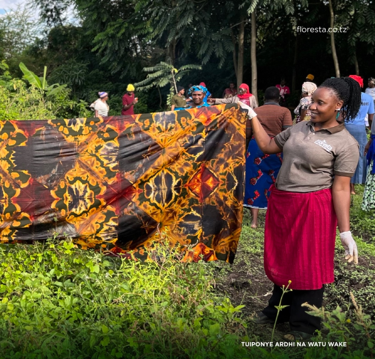 Entrepreneurship is one of the training taught in the groups managed by @floresta_tz, aimed at giving each member strategies to uplift themselves economically and help address the challenges of climate change. In the picture is batik making training being given to members of the Ekenywa group that is coming to be managed by Floresta Tanzania organization from the Siha District in Kilimanjaro province.