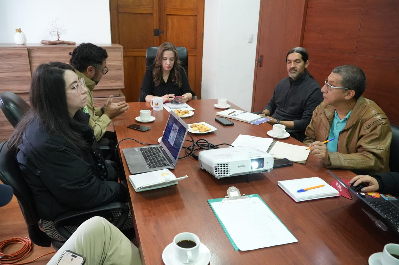 We held our first planning meeting with the authorities of Canton Chordeleg to organize the inaugural fair titled “Jambato: A Song to Life.” This event will spotlight environmental and social issues within the canton and the Tropical Mountain Range. 