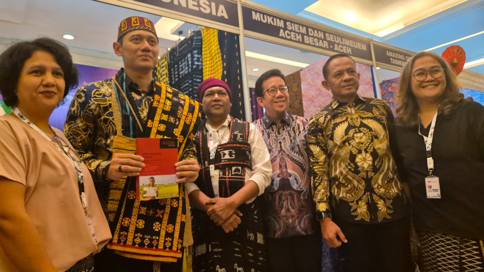 Landesa engagement with ASEAN included support for carrying out a convening on customary land rights held in Indonesia. Pictured here, Landesa Country Director Mardha Tilla (left) meets with Indonesia's Minister of Agrarian Affairs Agus Harimurti Yudhoyono (first from left) at the ASEAN policy gathering. Mr. Yudhoyono is holding One Billion Rising written by Landesa Founder Roy L. Prosterman, Landesa Co-Founder Tim Hanstad, and Landesa Asian Region Sr. Director Robert Mitchell.