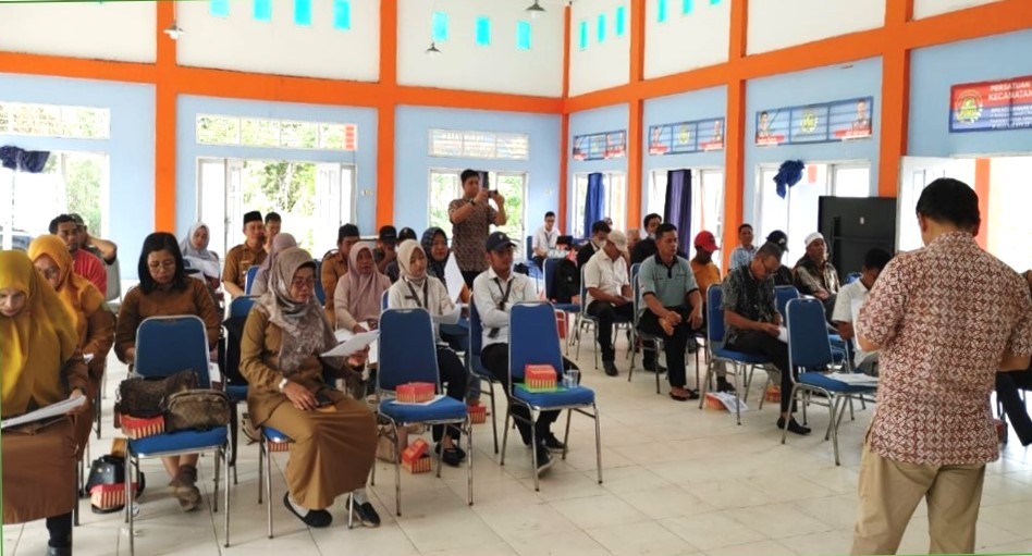 Community consultation is critical to protecting tenure rights while conserving forests in Indonesia. Pictured here, Landesa convenes a group of community leaders in Nusantara in December 2024. This public consultation will help guide government planning to protect coastal and upland forests during the development of Indonesia's New Capital City.